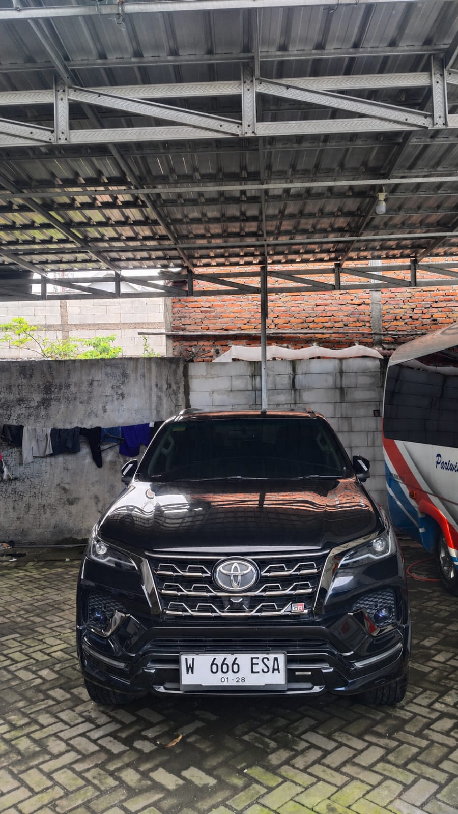 Rental Mobil Eksklusif Surabaya – Fortuner GR Sport dengan Driver Andal di Jawa Timur