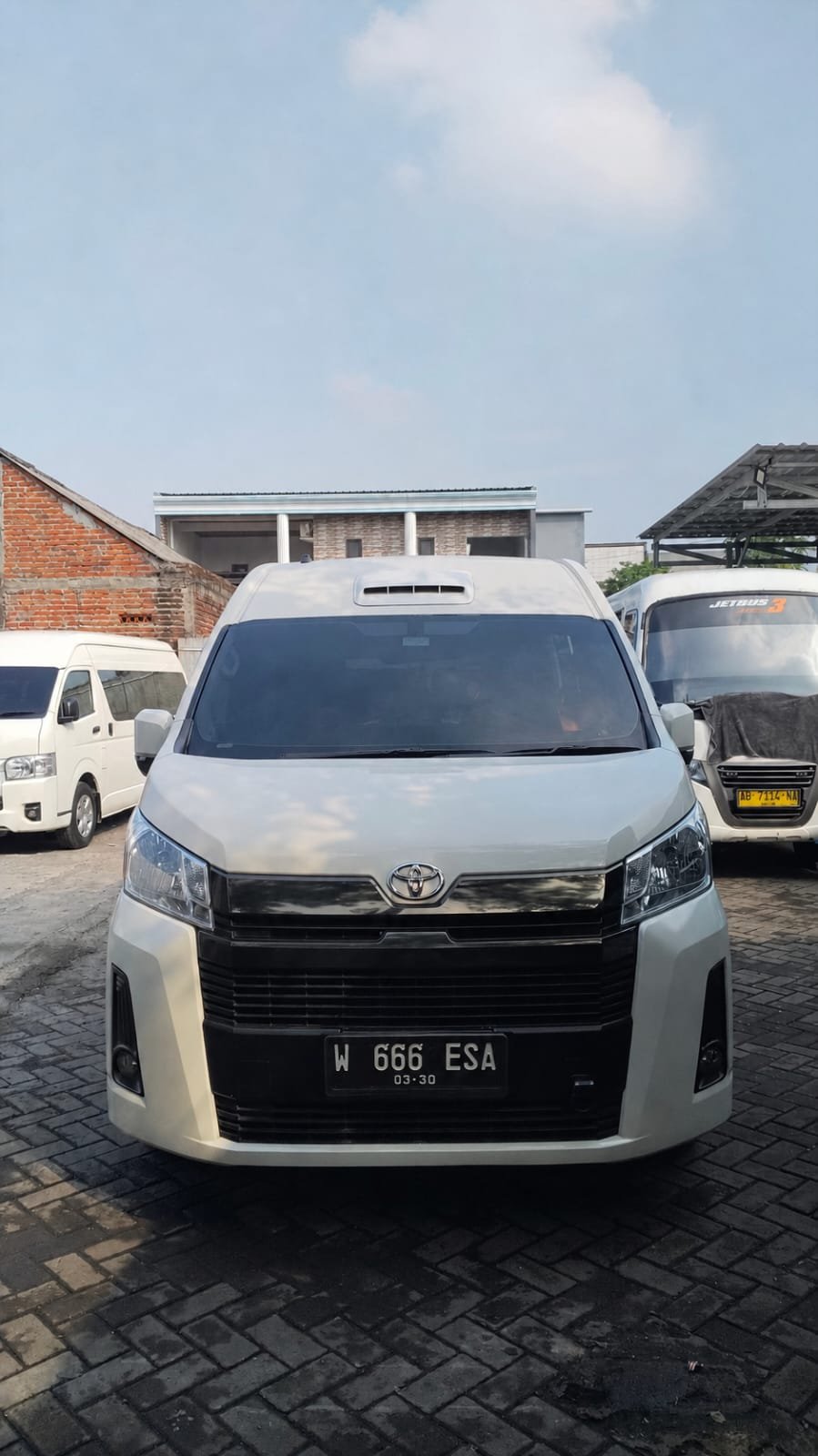 Hiace Putih Terawat – Solusi Rental Mobil Rombongan di Sidoarjo & Surabaya
