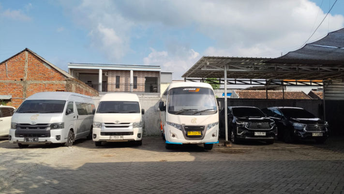 Rental Mobil Surabaya Sidoarjo – Hiace, Minibus, SUV dengan Sopir Andal