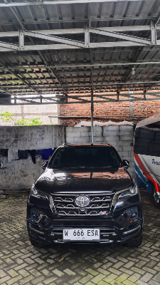 Rental Mobil Eksklusif Surabaya – Fortuner GR Sport dengan Driver Andal di Jawa Timur